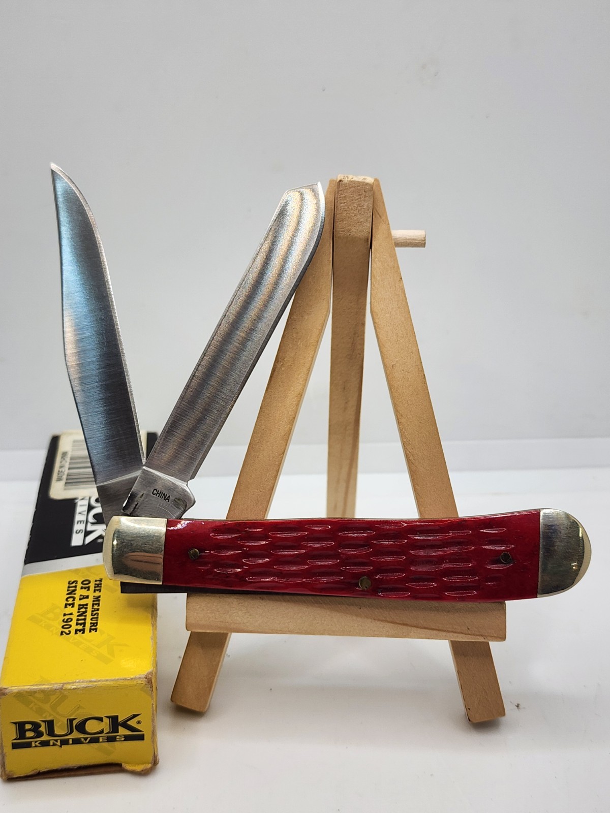 BUCK 384 CHINA RED TRAPPER KNIFE NEVER USED IN BOX N7