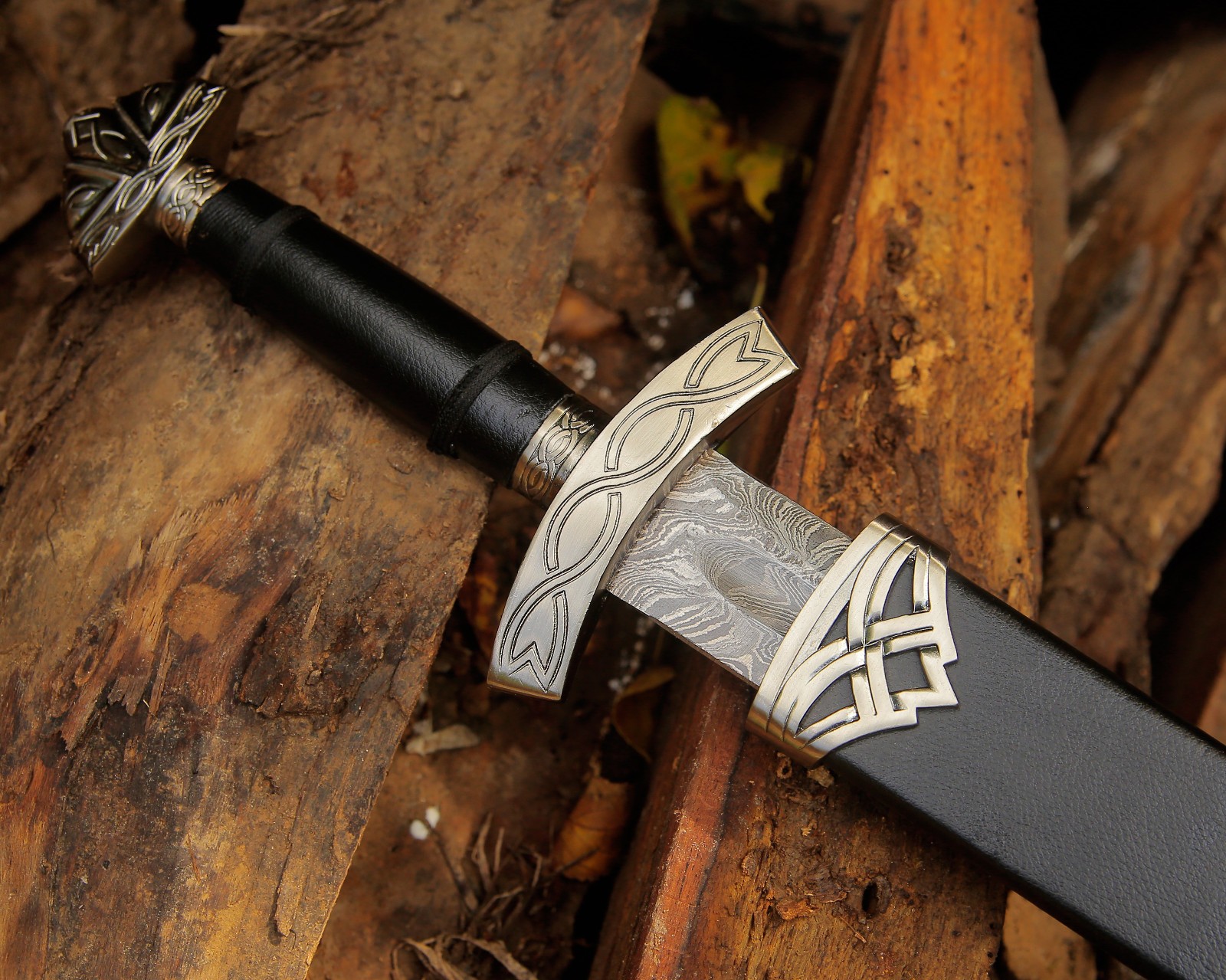 Hand Forged Damascus Steel Medieval Sword Viking Style with Scabbard collectible