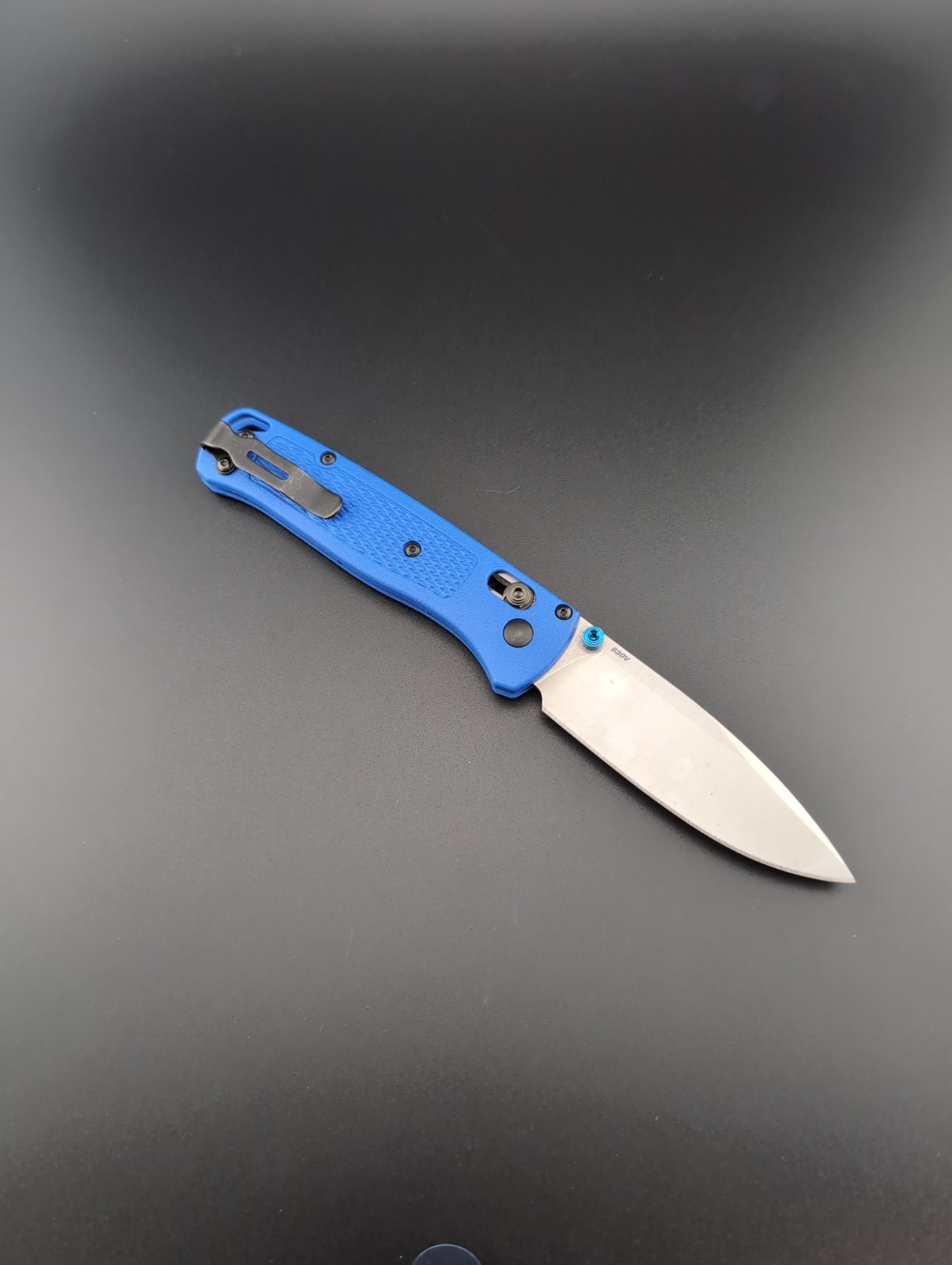 Benchmade – 535 Bugout – Blue Grivory Handles S30V Plain Satin Blade – BS-155