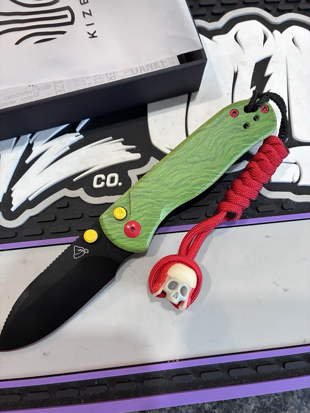 Kizer Drop Bear 2 – Blade City Xmas Exclusive /400 – AEB-L, G10, Button Lock