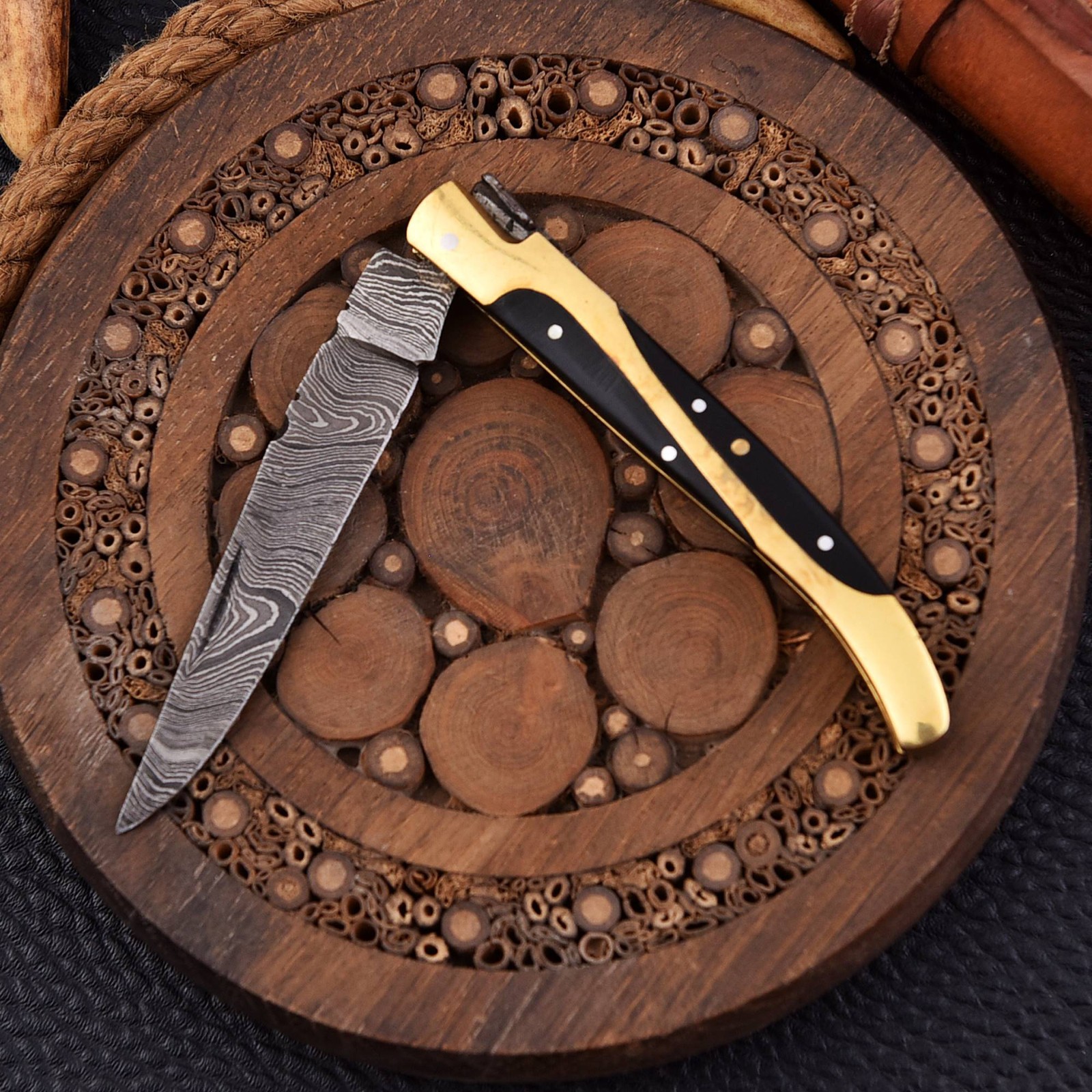 Handmade Folding Pocket Knife Hand Forged Damascuss Steel Blade Hunting Survival