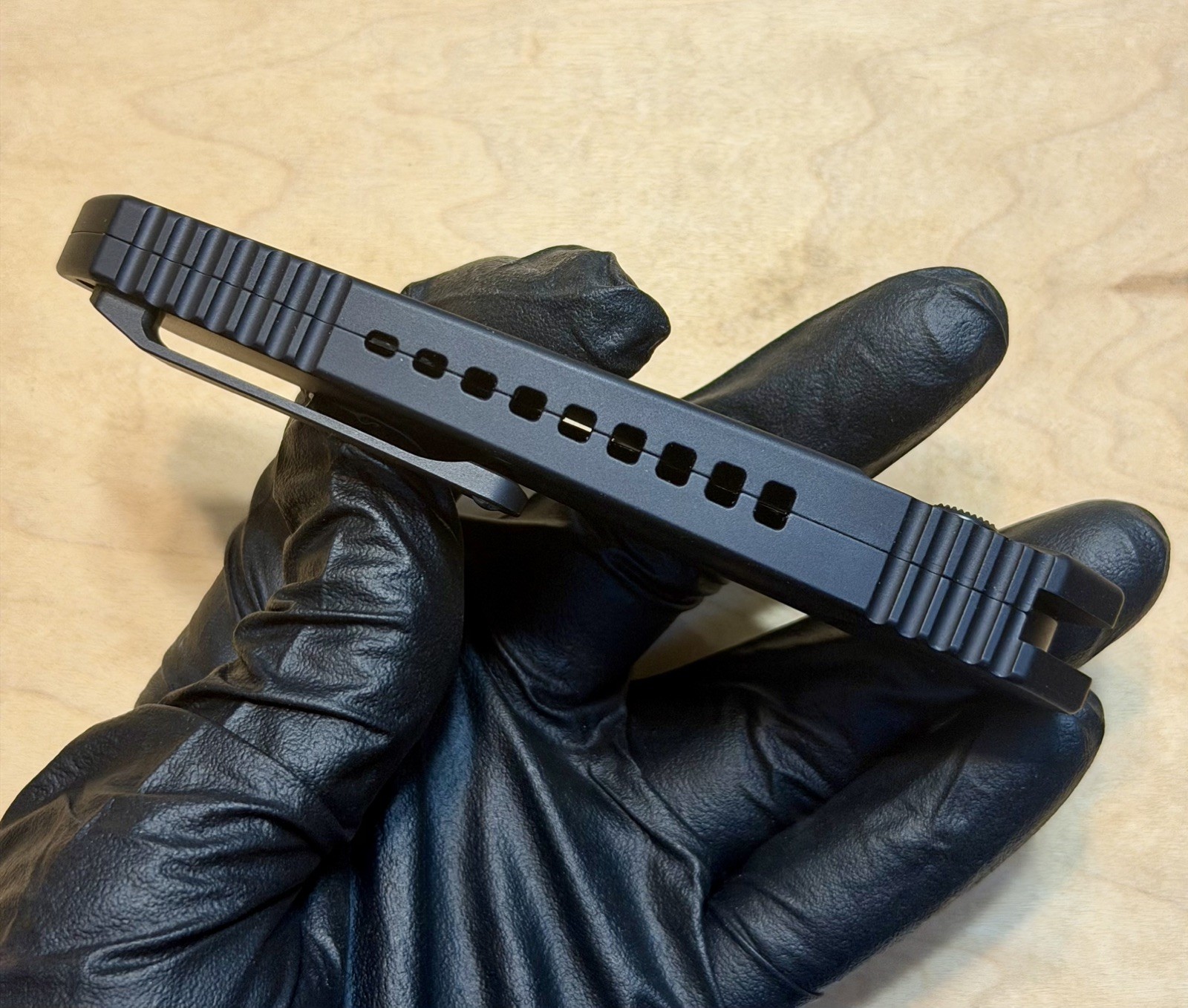 Heretic Knives Pariah DLC Magnacut Carbon Fiber Glow Inlay Trit. Thumb Stud