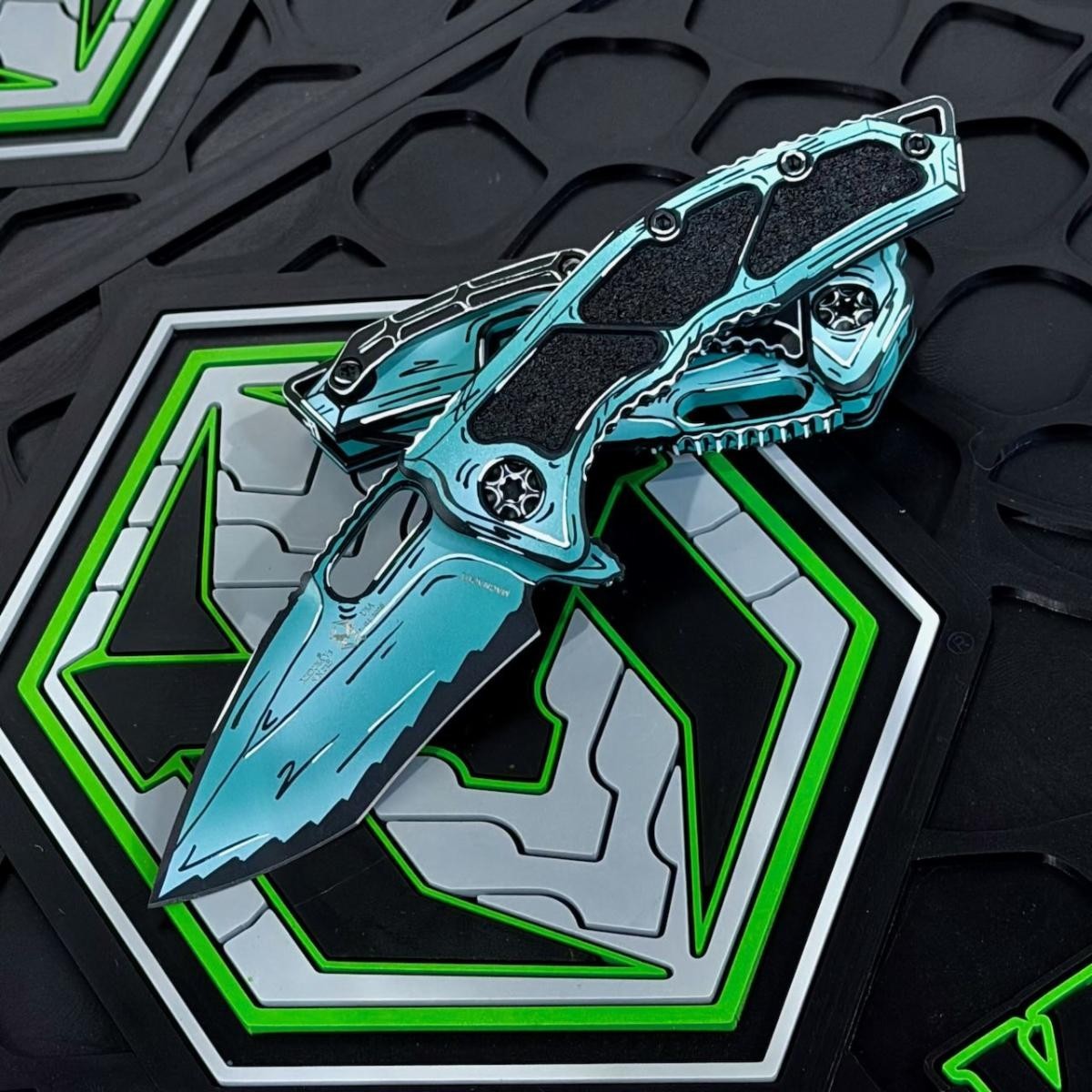 Heretic Knives Medusa Manual Recurve Turquoise Cel Shading H010-CS-TQ