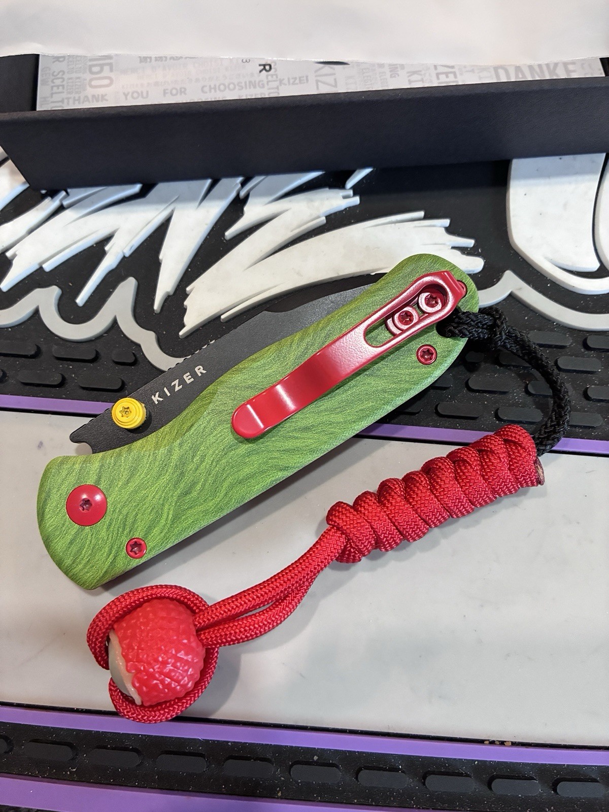 Kizer Drop Bear 2 – Blade City Xmas Exclusive /400 – AEB-L, G10, Button Lock