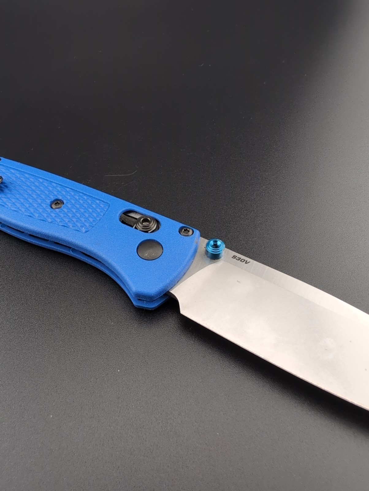 Benchmade – 535 Bugout – Blue Grivory Handles S30V Plain Satin Blade – BS-155