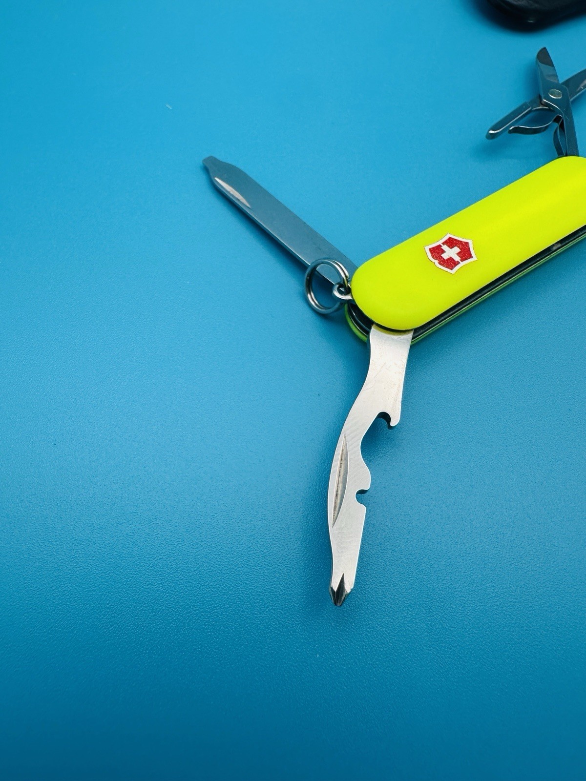 VICTORINOX Rambler Swiss Army Knife Multi-Tool 58mm YELLOW STAY GLOW + CASE !