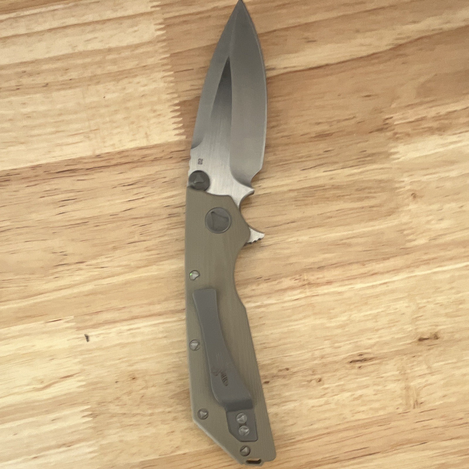 D2 Manual Frame Lock Drop Point Plain Edge Pocketknife Clip Green/reproduction