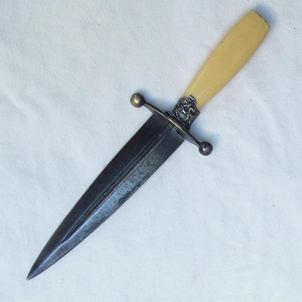 S.S. Brittain & Co, Sheffield 1880s “swan” logo gentlemen’s dagger; rare type
