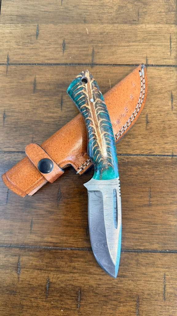 8.5″ CUSTOM HANDMADE DAMASCUS PINE CONE RESIN HANDLE KNIFE W/LANYARD & SHEATH