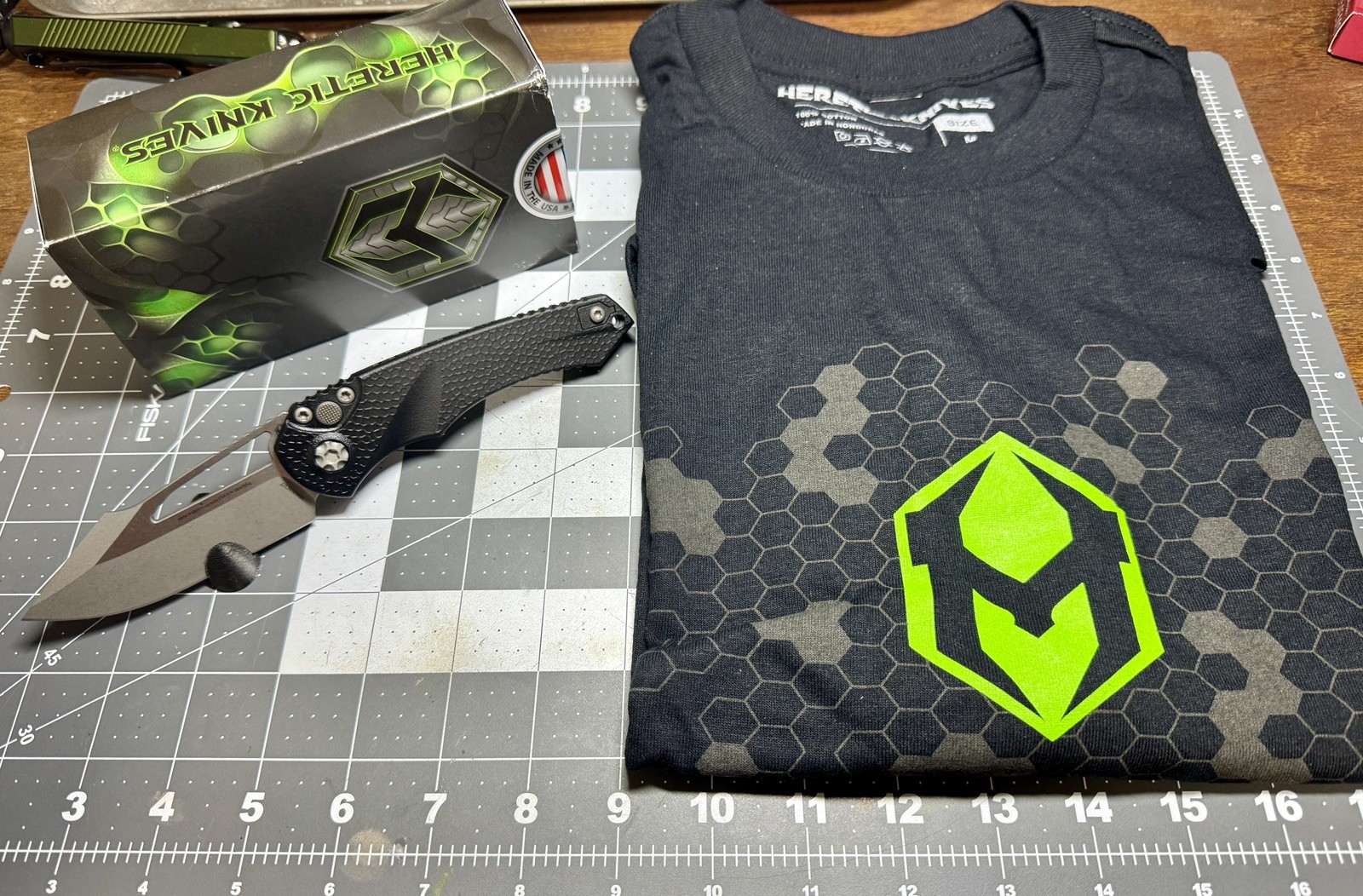 Heretic Knives Combo – Mini Pariah Magnacut Single Edge & Heretic Knives Shirt