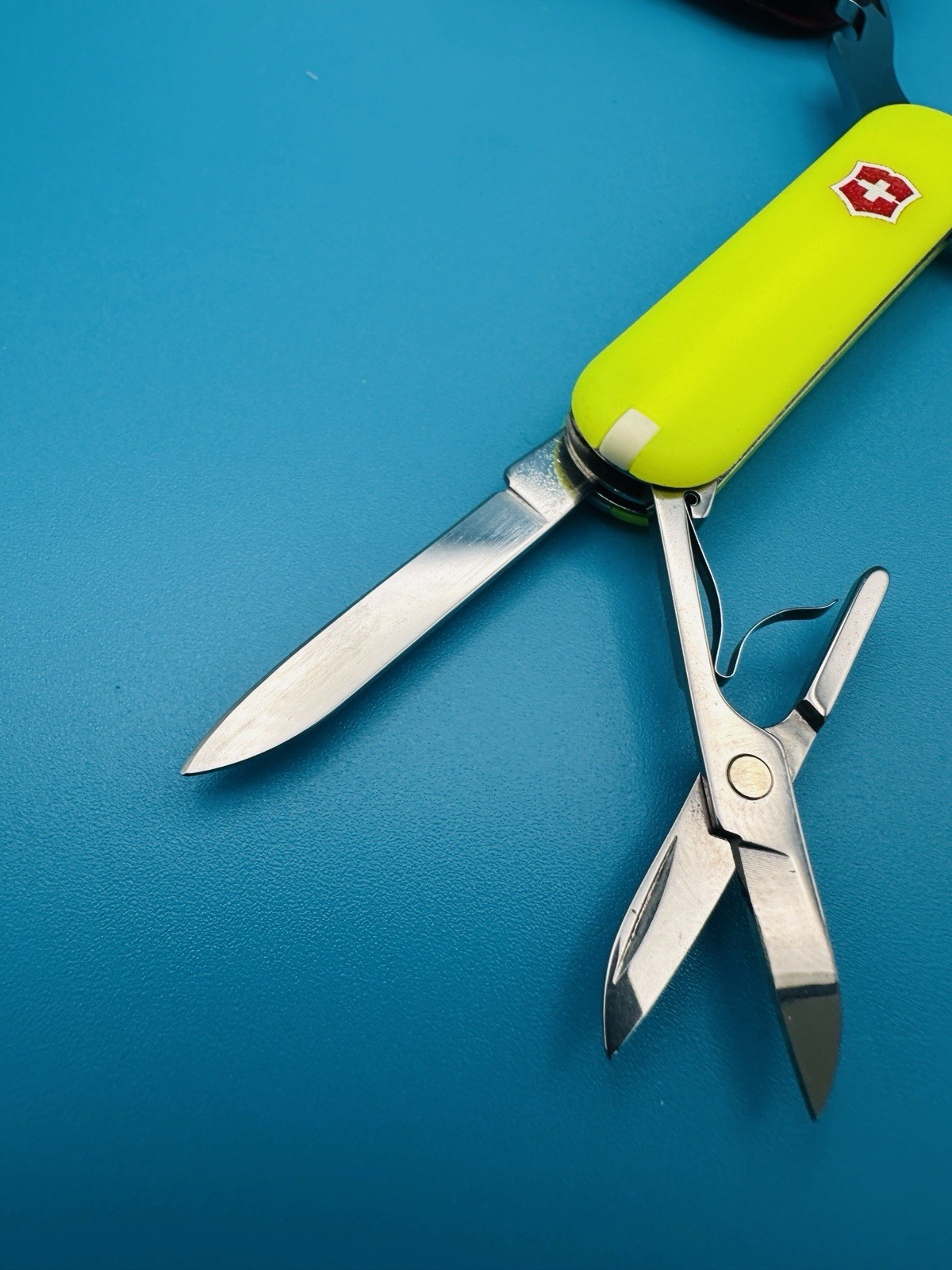 VICTORINOX Rambler Swiss Army Knife Multi-Tool 58mm YELLOW STAY GLOW + CASE !
