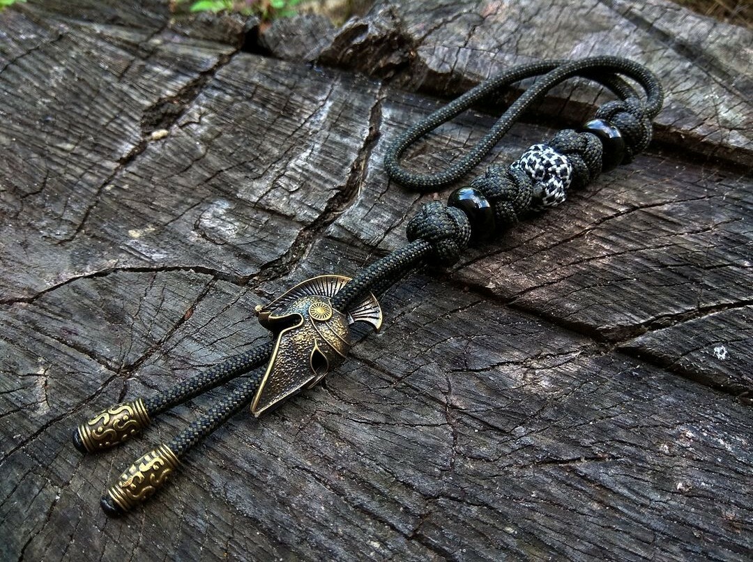 550 Paracord Knife Lanyard/black with bead spartan helmet