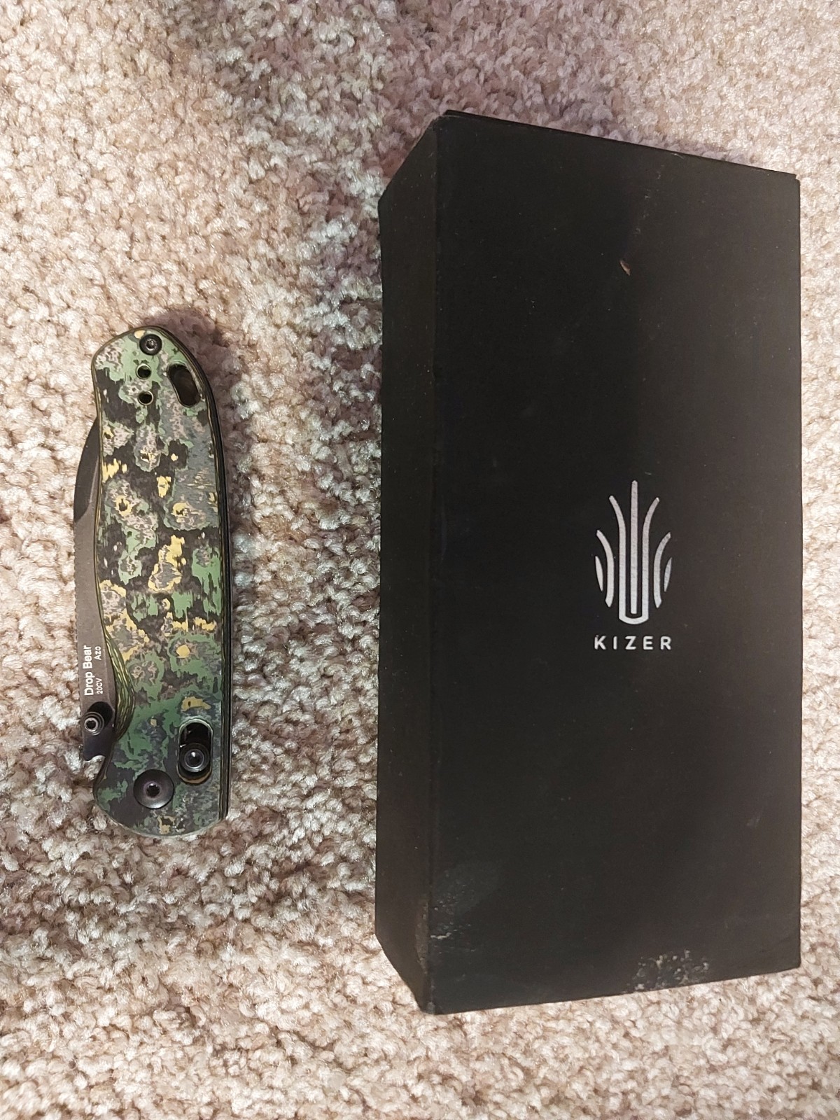 Kizer Drop Bear Clutch Lock Folding Knife CPM-20CV Toxic Storm FatCarbon Handles