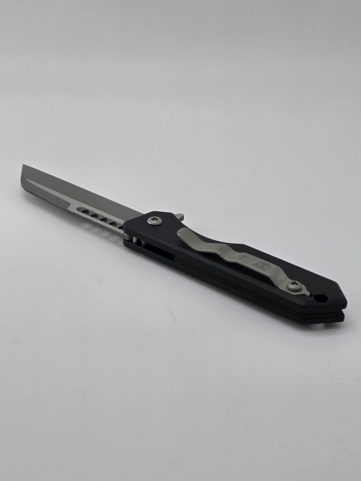 HERETIC KNIVES JINN MANUAL BATTLEWORN W/ BLACK CHASSIS