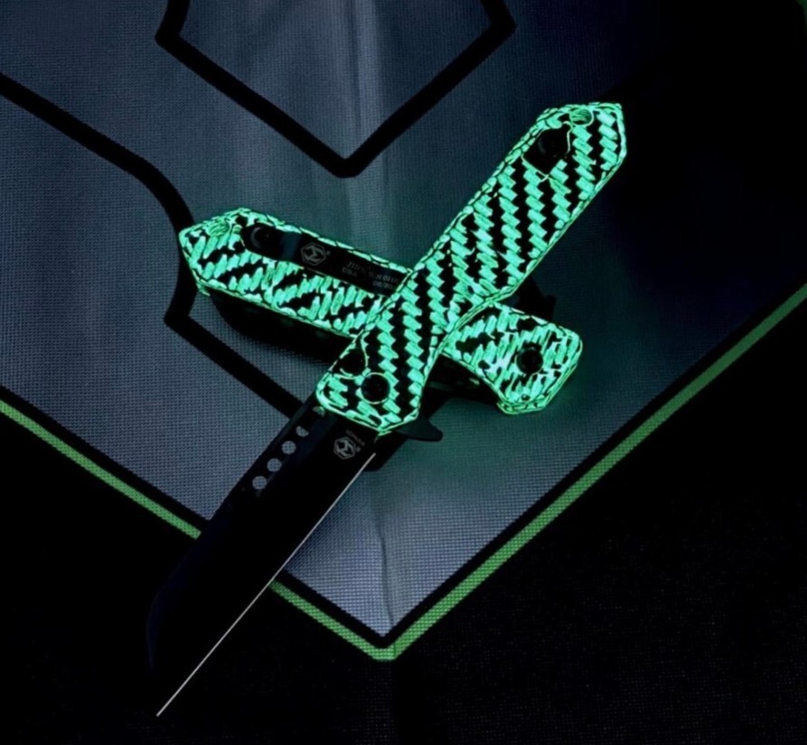 Heretic Jinn – Glow Carbon Fiber Handle, Manual, Wharncliffe Black DLC Blade