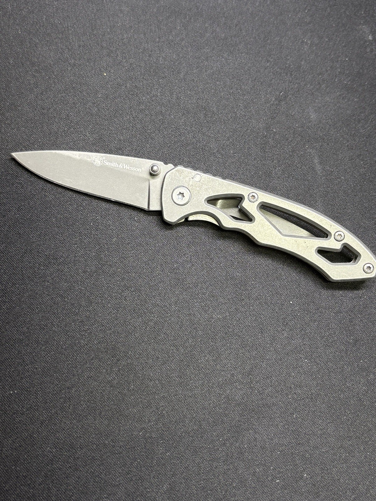 7 Count Lock Back EDC Knives. 2 Smith And Wesson 4 Non Branded 1 Key Knives