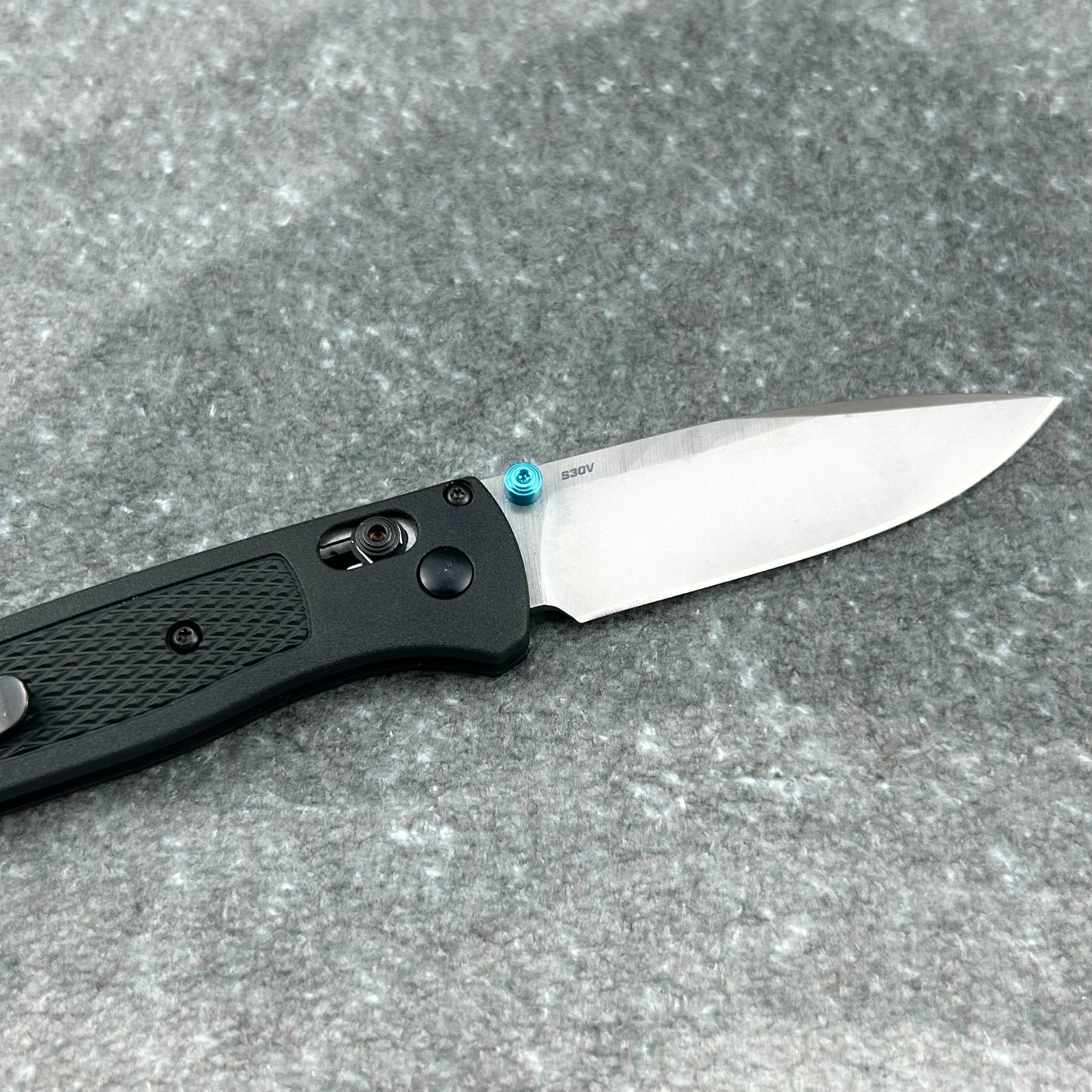 Benchmade-Bugout-(535BK-2) Black CF-Elite Handle CPM-S30V-Satin Drop Point Knive
