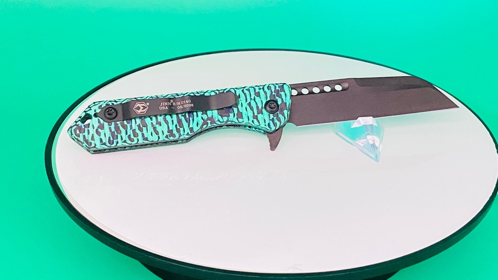 Heretic Jinn – Glow Carbon Fiber Handle, Manual, Wharncliffe Black DLC Blade