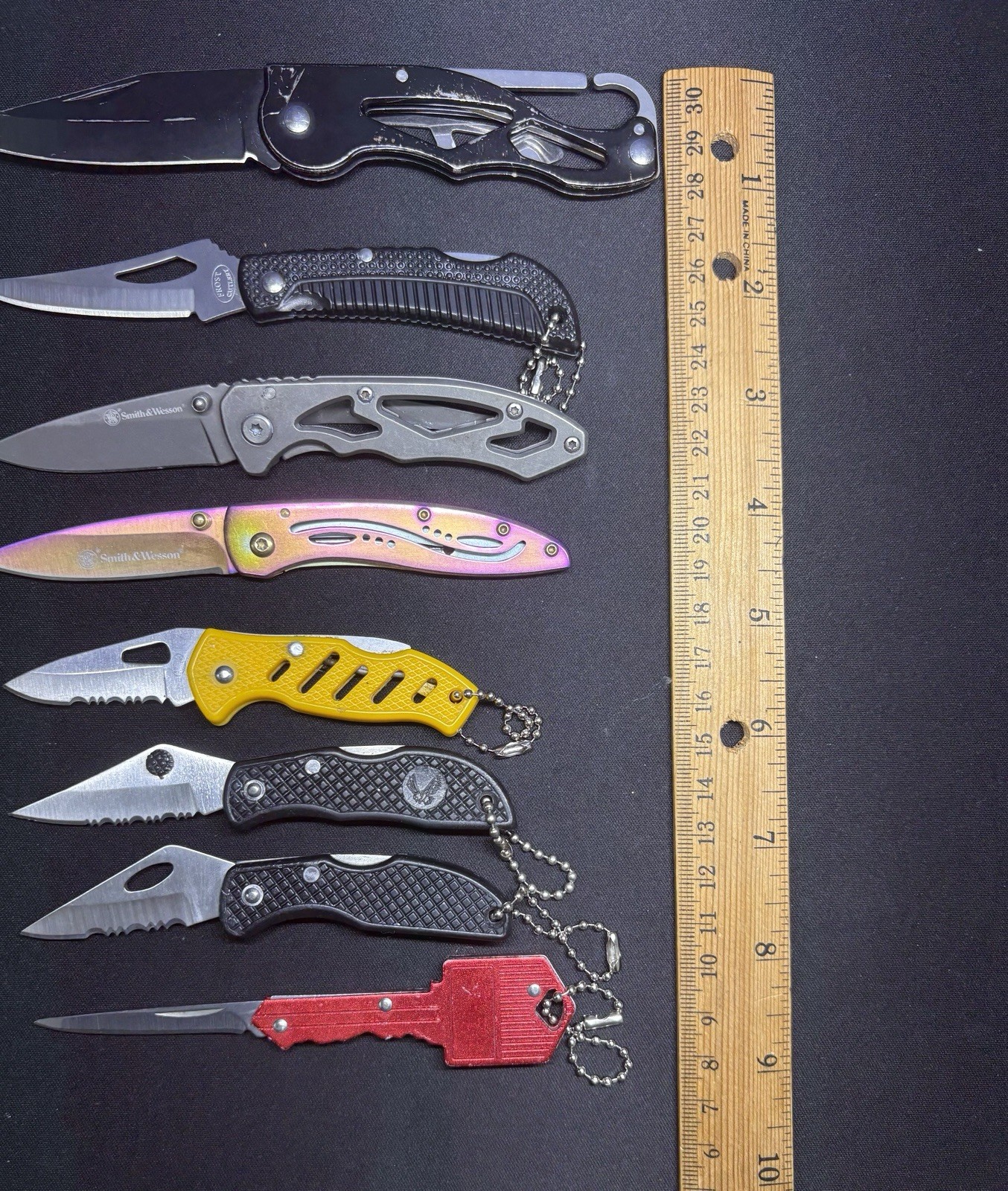7 Count Lock Back EDC Knives. 2 Smith And Wesson 4 Non Branded 1 Key Knives