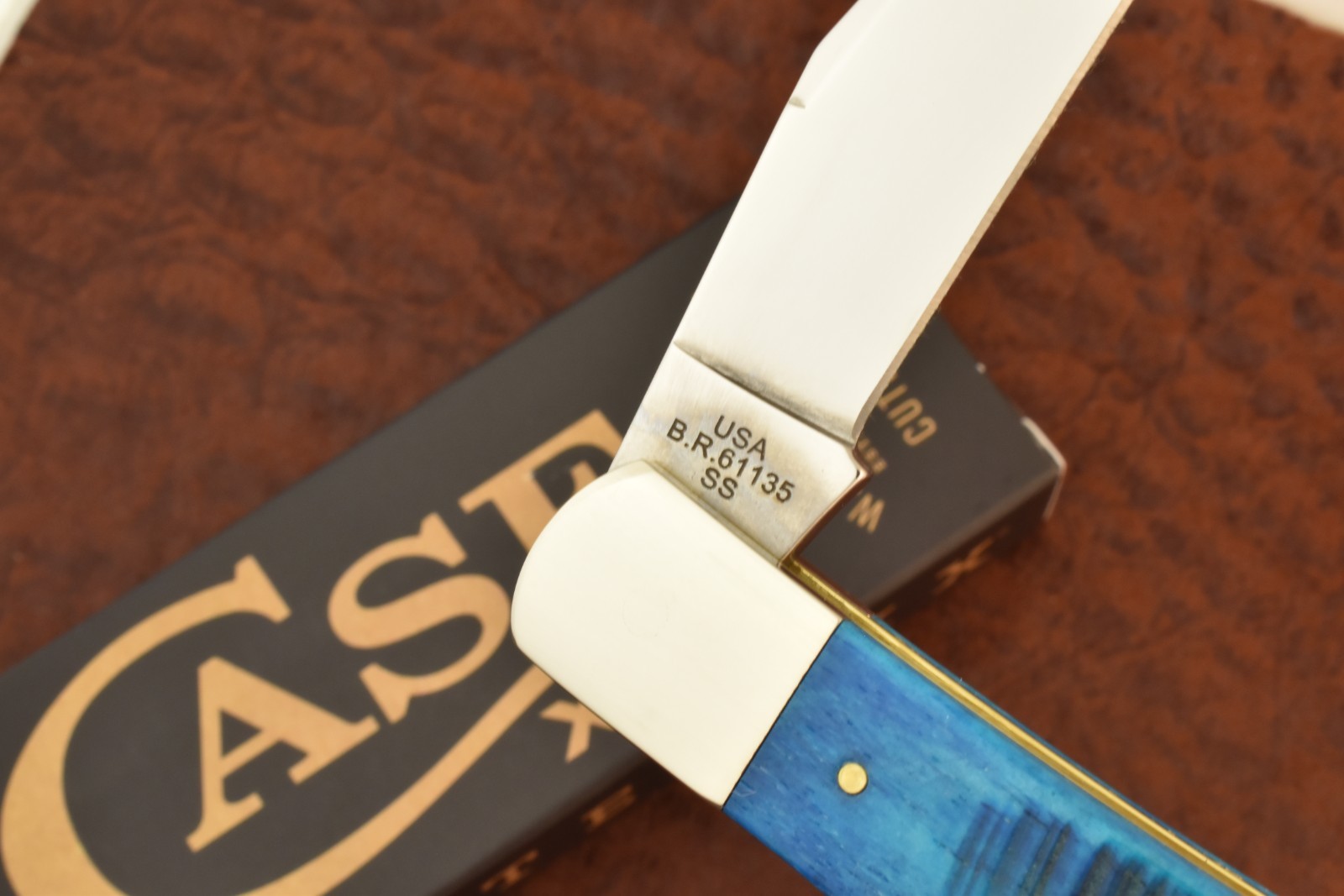 CASE XX USA 2026 SAWCUT CARIBBEAN BLUE BONE AXE HANDLE KNIFE TB61135 SS (36505)