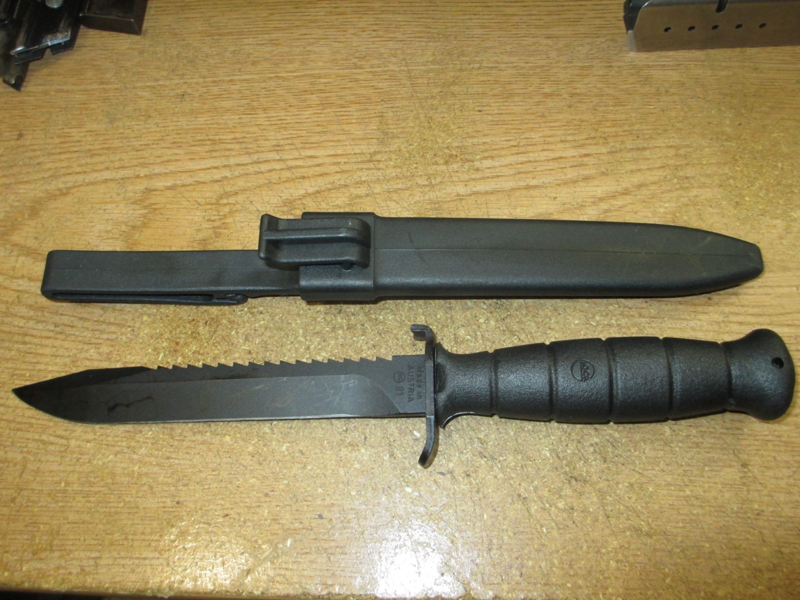 Vintage GLOCK 81 MADE IN AUSTRIA FIGHTING COMBAT FIELD KNIFE ROUND LOGO Gen 1