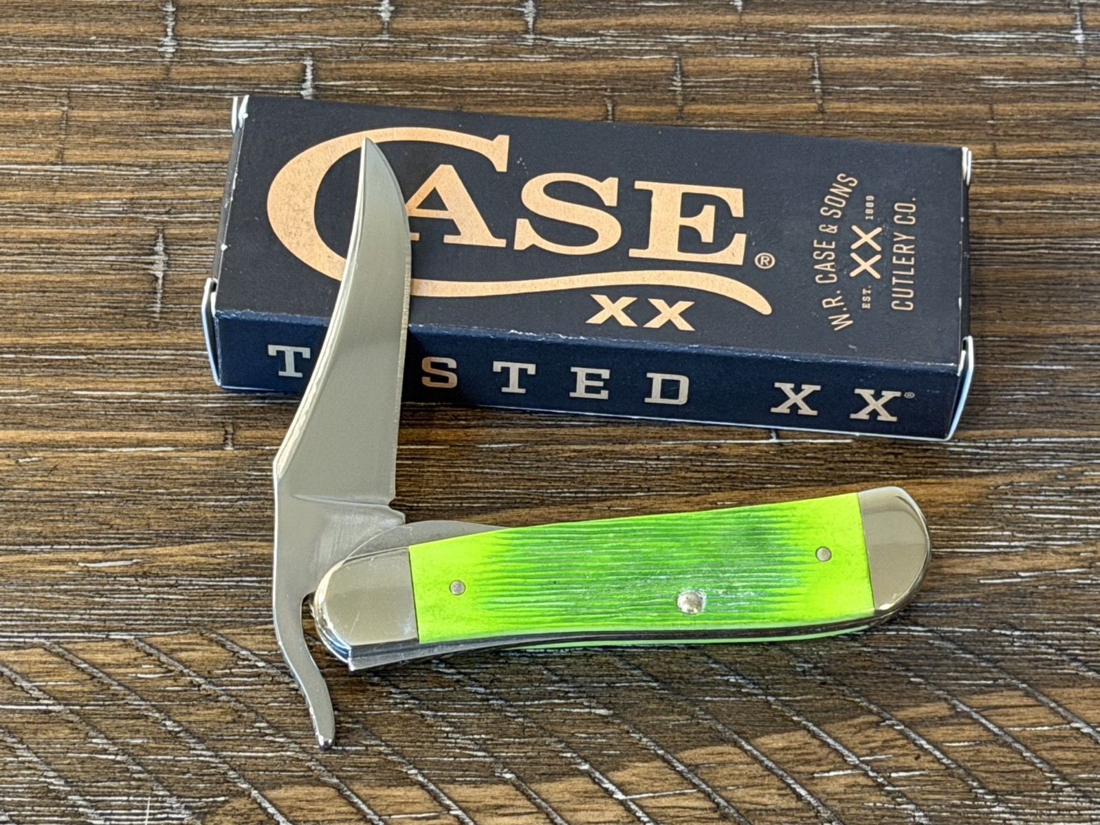 2024 Case XX 61043 Lime Green Bone Barnboard Jig Russlock