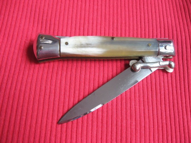 Vintage Italian 1960’s Manual Swing Guard Knife