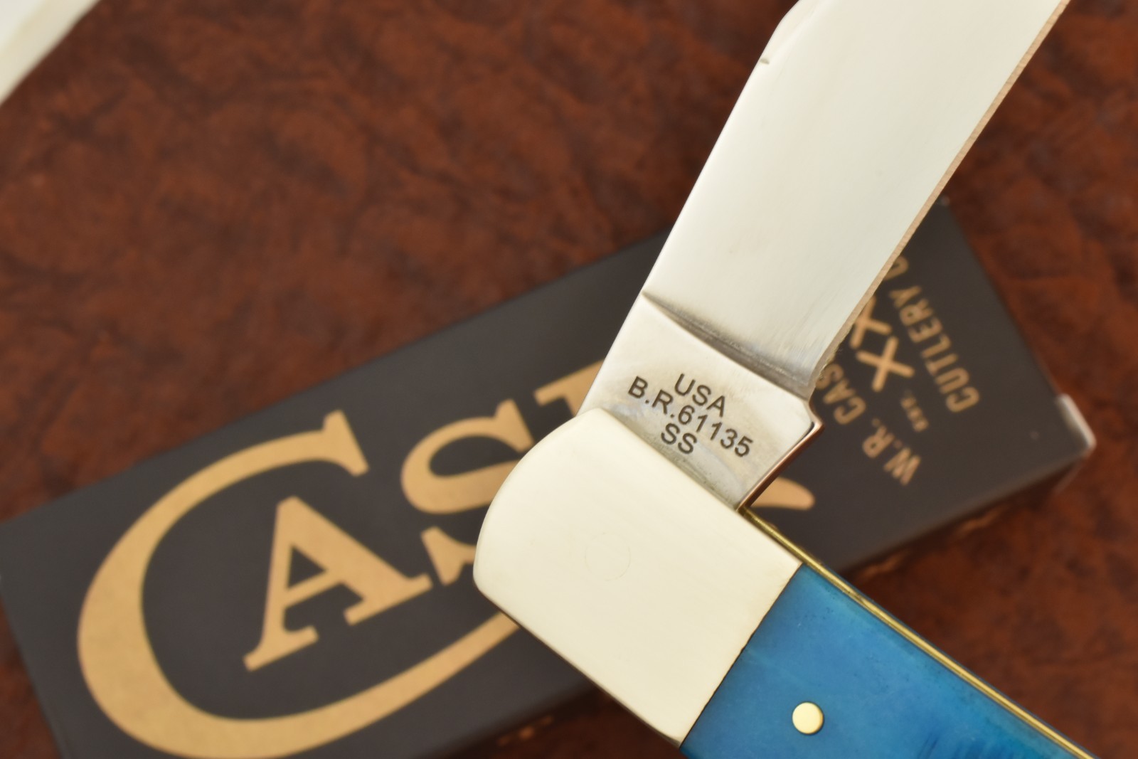 CASE XX USA 2026 SAWCUT CARIBBEAN BLUE BONE AXE HANDLE KNIFE TB61135 SS (36509)