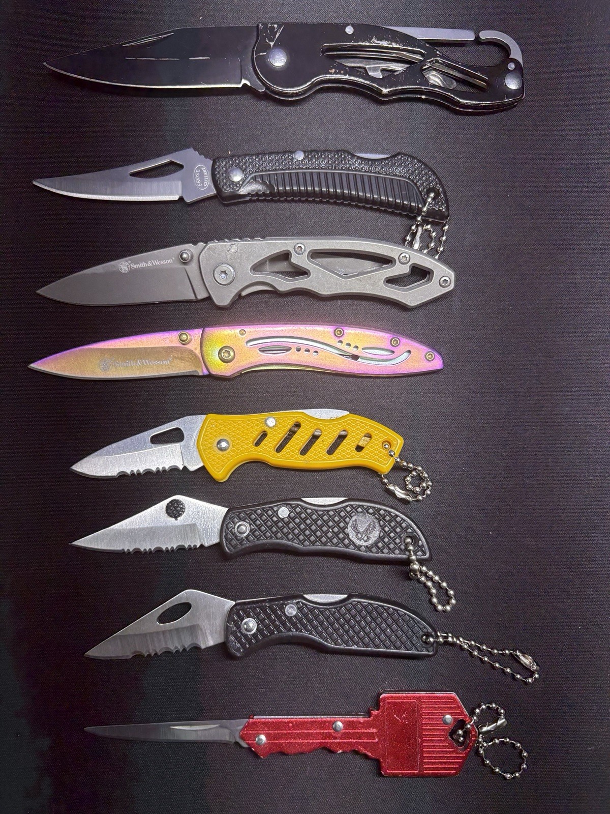 7 Count Lock Back EDC Knives. 2 Smith And Wesson 4 Non Branded 1 Key Knives
